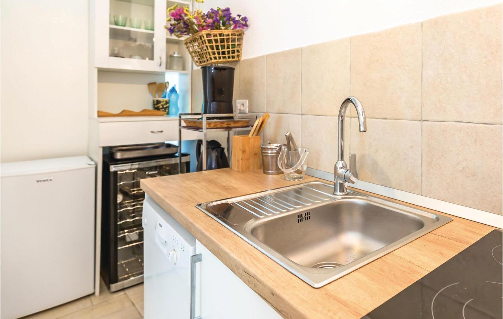 1 Bedroom Gorgeous Apartment In Makarska Ngoại thất bức ảnh