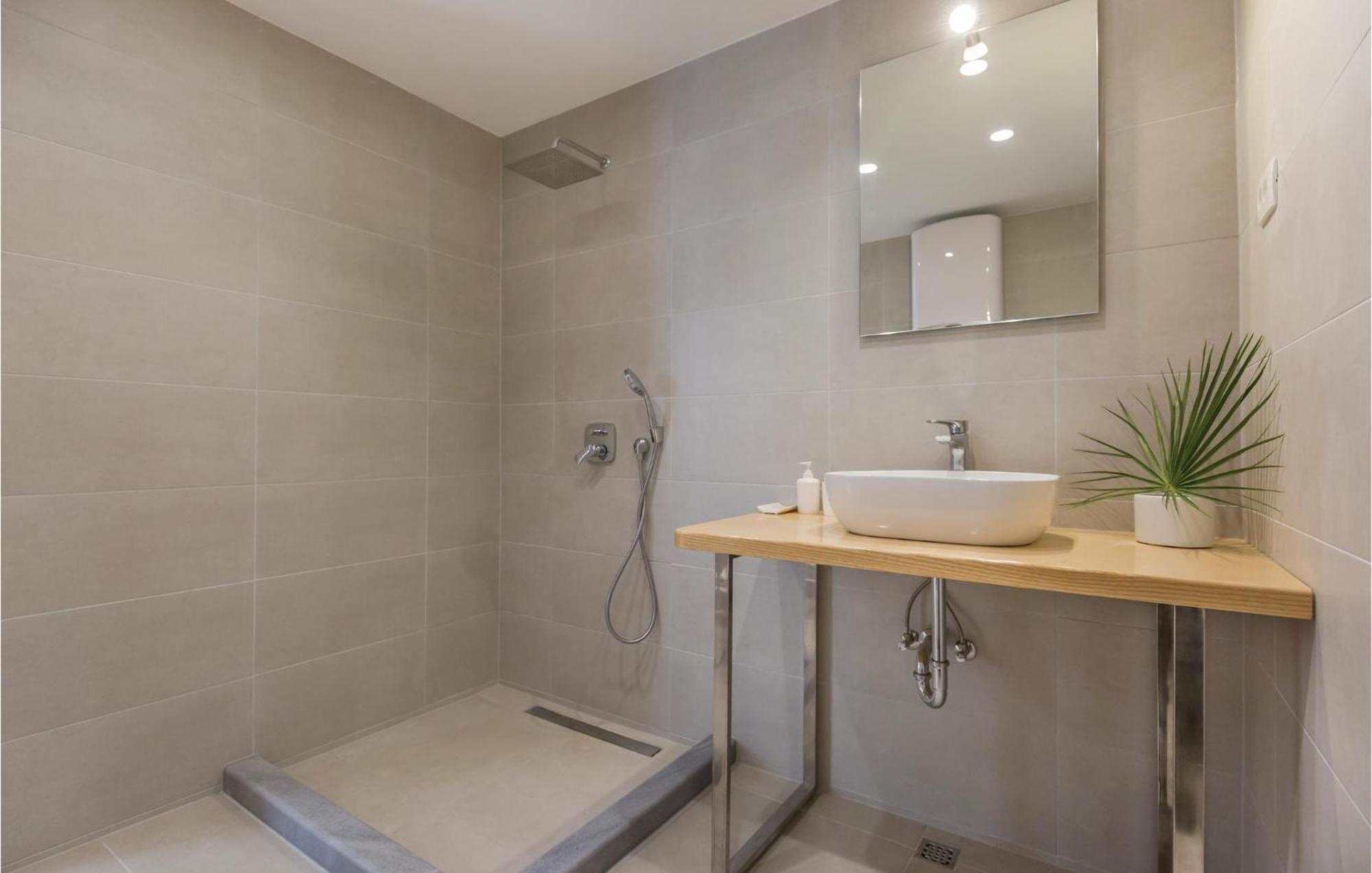 1 Bedroom Gorgeous Apartment In Makarska Ngoại thất bức ảnh