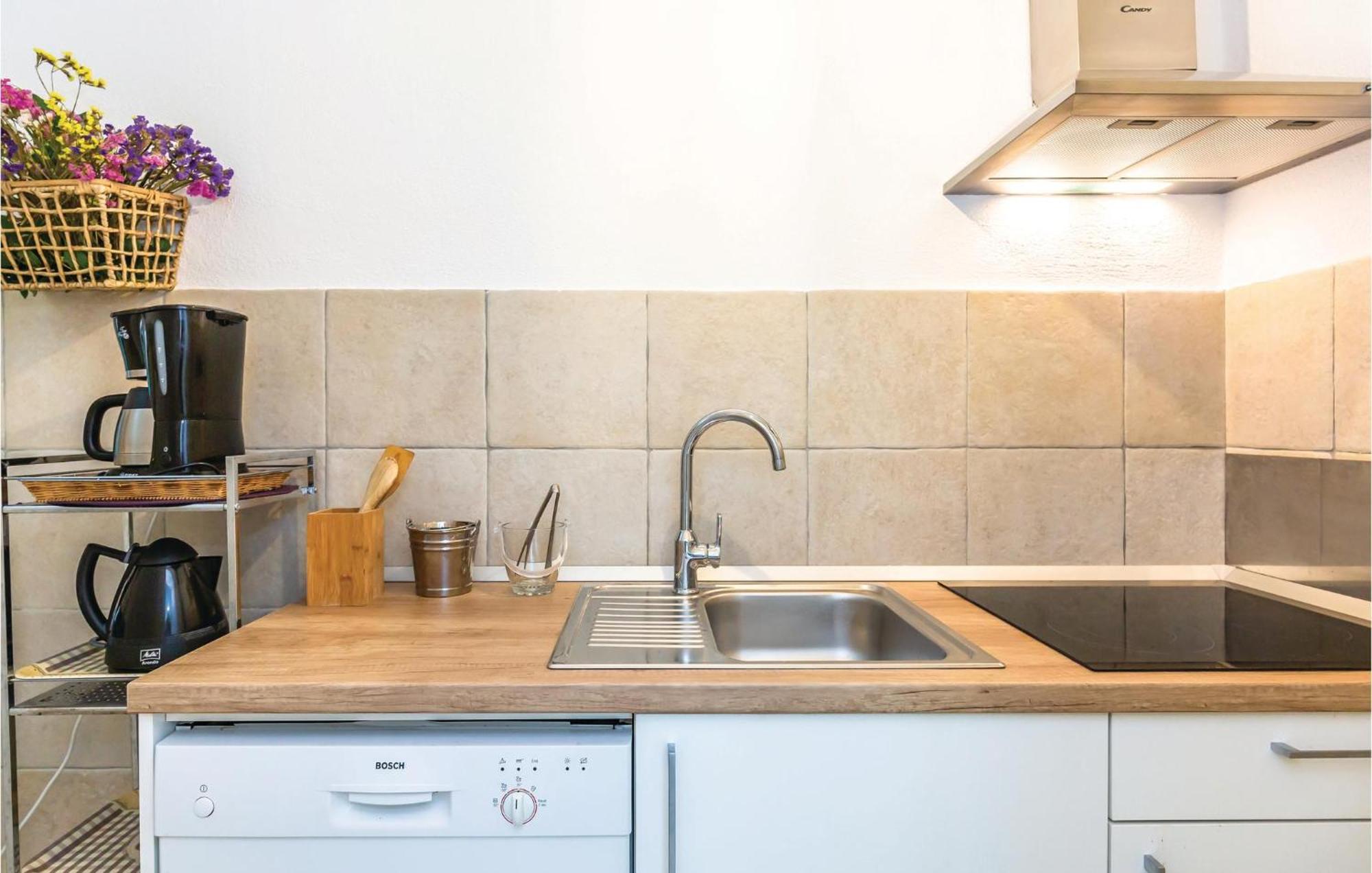 1 Bedroom Gorgeous Apartment In Makarska Ngoại thất bức ảnh